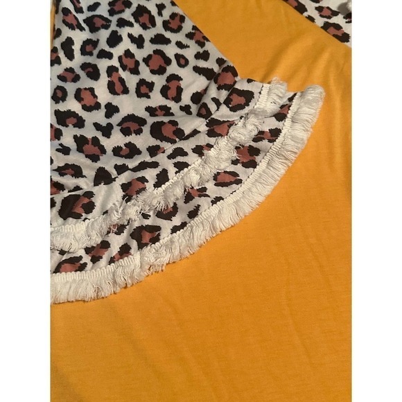 Cheetah Print Fringe Hem Top Size Medium - Picture 4 of 7